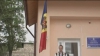 Drapelul de stat a ajuns în "satul deputaţilor". Localnicii, mândri că au un tricolor oferit de Publika TV