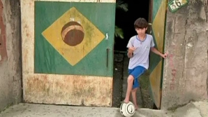 Poveste impresionantă în lumea fotbalului. Un băiat fără picioare poate să lovească mingea şi chiar să marcheze 