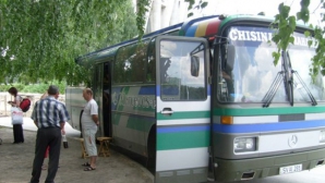 Transportatorii, obligaţi să instaleze în autocare camere video şi centuri de siguranţă pentru pasageri