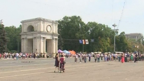 Ziua Independenţei, sărbătorită fără sarmale. În PMAN s-au vândut conserve de peşte şi făină VIDEO