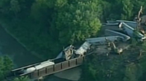 Accident feroviar ca în filme: Trei vagoane s-au prăbuşit într-un râu VIDEO