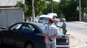 A scos numărul de înmatriculare de la maşină şi a luat-o la fugă, după ce a fost implicat într-un accident (VIDEO)