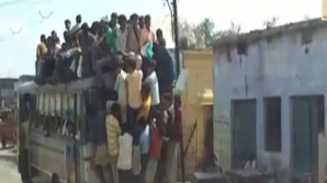 În ţările lumii transportul în comun, într-o stare deplorabilă. Scânduri în loc de scaune şi pasageri înghesuiţi printre găini şi capre