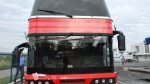 Autocar oprit la vamă: Transporta ţigări de contrabandă, ascunse în podea şi în pereţii laterali VIDEO