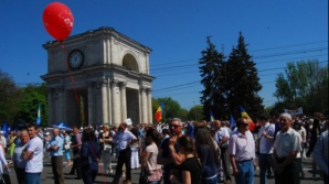 Cu puştile la concert. Două persoane înarmate au încercat să intre, aseară, în PMAN