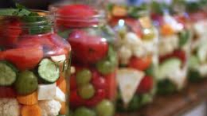 Gospodinele nu se grăbesc să prepare conserve din cauza preţurilor mari la fructe şi legume 