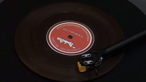 A combinat pasiunea pentru dulciuri şi muzică şi a creat discuri de ciocolată comestibile