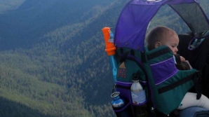 La numai 13 luni, o fetiţă din SUA a parcurs peste 400 de kilometri pe munte DETALII