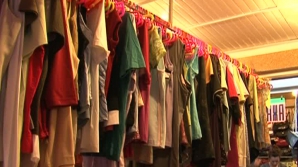 Pieţele second-hand, la mare căutare. Comercianţii propun haine de toamnă la preţuri mici