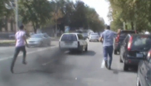 IMAGINI VIDEO de la reţinerea poliţistului bănuit de luare de mită