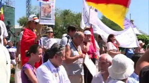 Zeci de români au ieşit astăzi în stradă: Unii au protestat împotriva lui Băsescu, alţi l-au susţinut