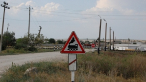 Mai mult de 200 de treceri peste calea ferată rămân fără bariere 