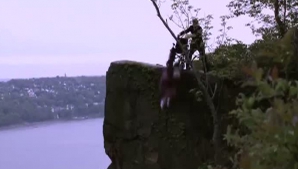 O băbuţă invalidă din SUA, aruncată în prăpastie în scopuri electorale VIDEO