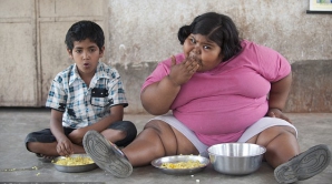 Are 6 ani şi mănâncă într-o săptămână 14 kg de orez, 8 kg de cartofi, 8 kg de peşte şi 180 de banane (VIDEO)