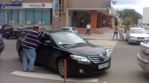 Martor ocular: Maşină parcată pe trecerea de pietoni (FOTO)