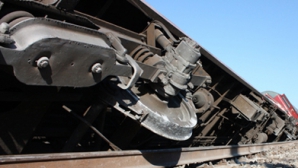 Un tren a deraiat şi a intrat într-un turn de control