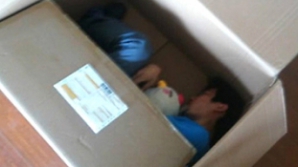 Un bărbat s-a expediat prin poștă, după ce s-a împachetat cadou pentru iubita sa