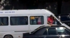 Microbuz încărcat la limită! Pentru a încăpea, pasagerii stau cu capul scos pe geam VIDEO