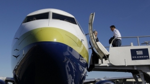 Avionul în care se afla contracandidatul lui Obama a aterizat DE URGENŢĂ