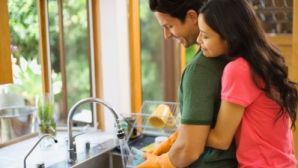 Cum să-ţi convingi iubitul să te ajute la treburile casnice