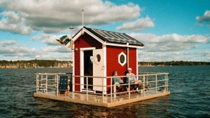 Dormitorul-acvariu: Prin ferestre se văd peşti şi alge FOTO