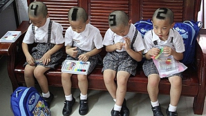 Cifre rase pe cap, metoda la care a recurs mama unor cvadrupleţi