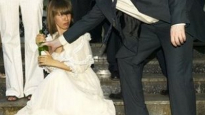 FOTOGRAFII de nuntă pe care tinerii căsătoriţi ar vrea să le ţină ascunse  