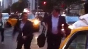 Cum se bat doi oameni de afaceri pentru un taxi (VIDEO)