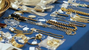 A spart lacătul de la uşă şi a dispărut cu bijuterii din aur şi argint şi 11 telefoane mobile