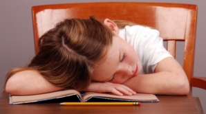 Unul din cinci tineri se simte ruşinat dacă este văzut că citeşte, arată datele unui studiu 