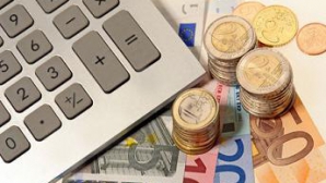 Moneda naţională pierde în continuare teren în faţa euro