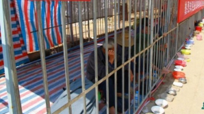 Grădină zoologică umană! Oraşul în care cerşetorii au fost închişi în cuşti FOTO