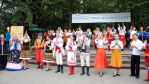 Muzică, dans şi voie bună în centrul Capitalei. Minorităţile naţionale participă la Festivalul Etniilor