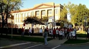 Profesorii din Chicago au intrat în grevă pentru prima dată în ultimii 25 de ani 