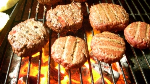 Un hamburger poluează atmosfera mai mult decât motorul unui camion