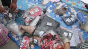 Încălţăminte uzată şi jucării pentru copii, depistate într-un lot umanitar