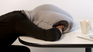 Confort pentru cei care vor să doarmă la birou. S-a inventat perna-struţ