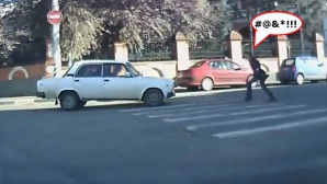 VIDEO: În Rusia, pietonul loveşte maşina, nu invers 