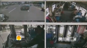 IMAGINI INCREDIBLE! Şoferul unui autobuz moare la volan. Ce fac pasagerii