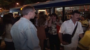 Locuitorii Capitalei, nevoiţi să călătorească în troleibuze şi autobuze supraaglomerate