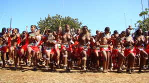 Mii de fecioare au dansat cu sânii dezgoliţi VIDEO