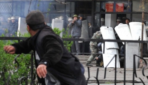 Confruntări VIOLENTE în Kârgâzstan: 200 de oameni au încercat să ia cu asalt clădirile Guvernului şi Parlamentului