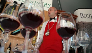 Bumacov, indignat de vinurile prea scumpe din restaurante: Ne au de proşti!