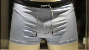 Un slip purtat de Daniel Craig în "Casino Royale" a fost vândut la o licitaţie