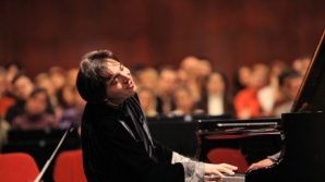 Pianistul turc, acuzat de insultă la adresa islamului, s-a prezentat în faţa instanţei din Istanbul 