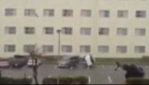 Japonia: O mașină a fost luată pe sus de taifunul Jelawat VIDEO