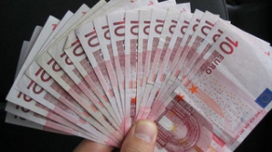 CURS VALUTAR: Euro continuă să piardă teren în faţa leului moldovenesc