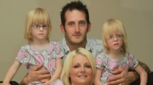 Fetiţele gemene care au avut 450 de grame la naştere vor împlini în curând trei ani