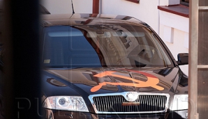 (FOTO) Un fruntaş comunist şi-a pus o seceră şi un ciocan pe capota maşinii. GHICI CINE E