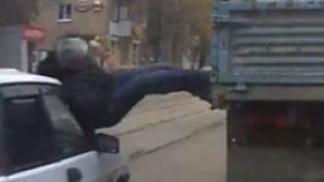 Neatenţia costă. Ce i s-a întâmplat unui pieton care a traversat strada într-un loc nemarcat VIDEO